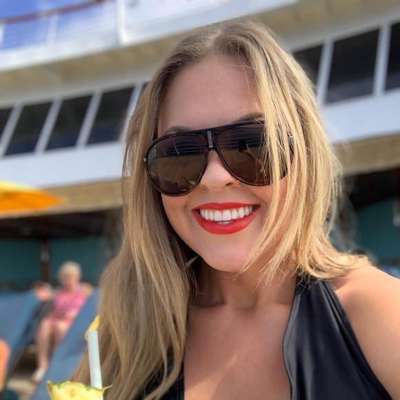 Meet your Posher, Kayla - Picture 3 of 3